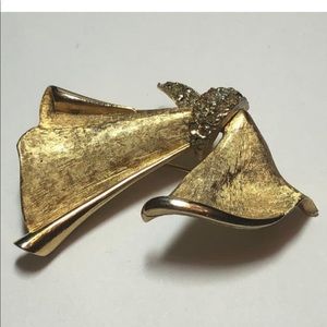 BSK Mid Century Brushed Goldtone Rhinestone Bow 
Holiday Vintage Brooch Pin